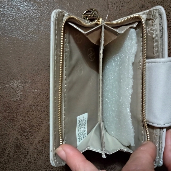 Adrienne Vittadini leather wallet - Picture 2 of 4